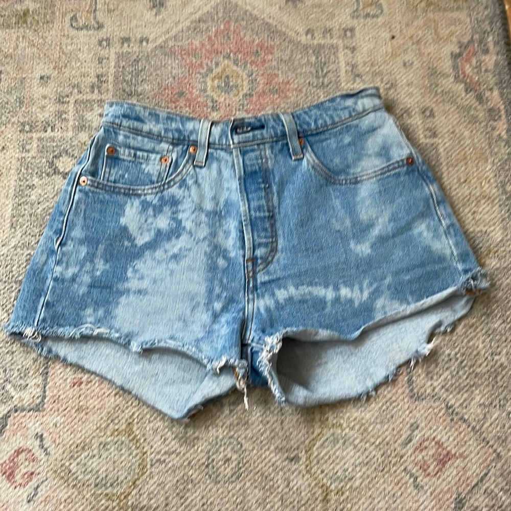levi’s tie-dyed washed jean shorts